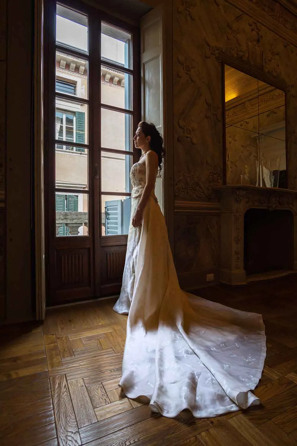 Bride by the window in a historic Verona palazzo — oemme photography