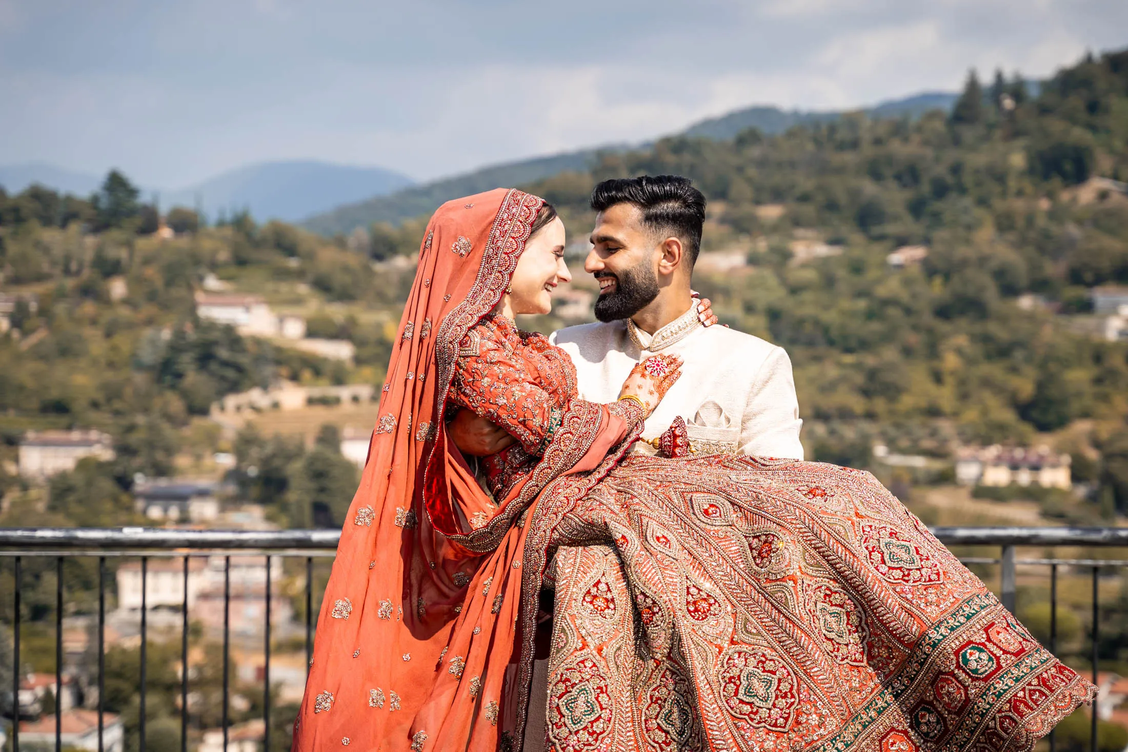 Indian wedding couple on a panoramic terrace overlooking the hills near Verona — oemme photography