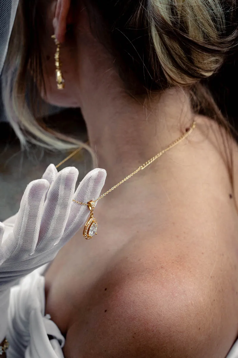 Bridal jewelry detail, gloved hand and gold necklace — oemme photography